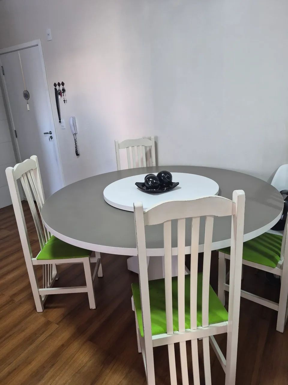 Mesa redonda com meio giratório em MDF , em excelente estado. - Foto 4