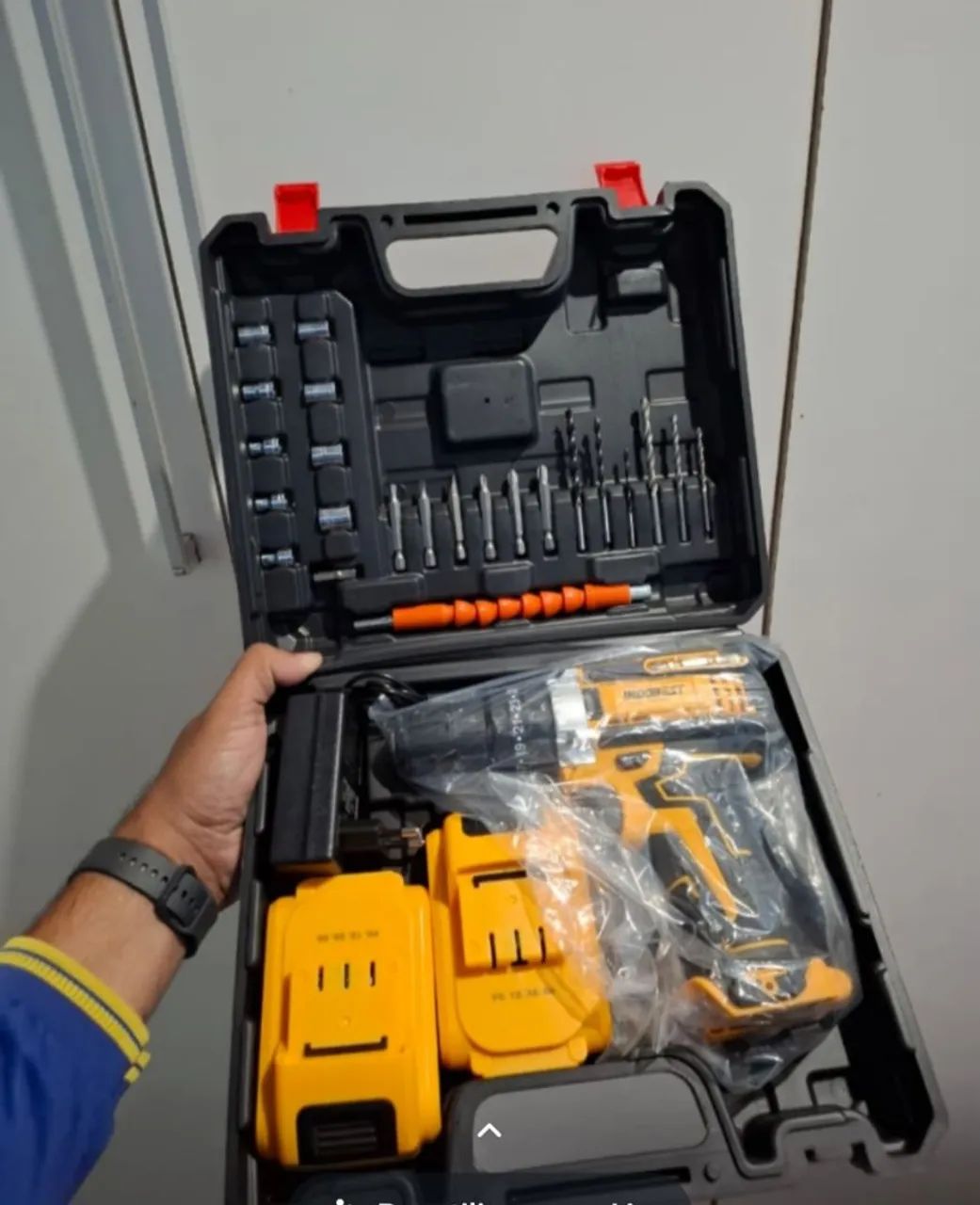 Parafusadeira e furadeira com maleta e brocas