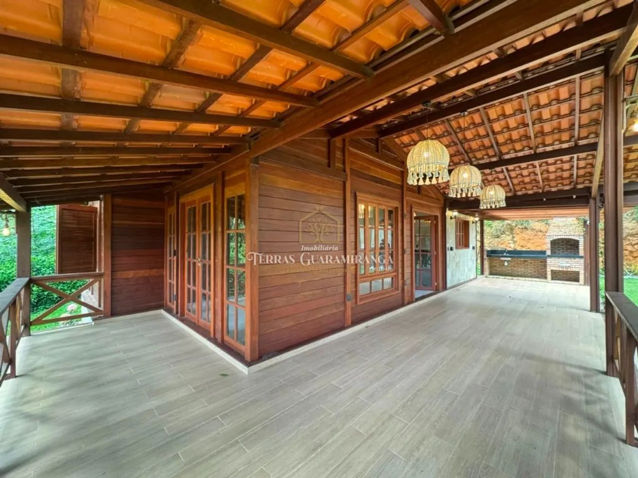 CASA DE MADEIRA COM HIDROMASSAGEM| ESTILO RÚSTICO E SOFISTICAÇÃO EM MEIO À NATUREZA. - Foto 4