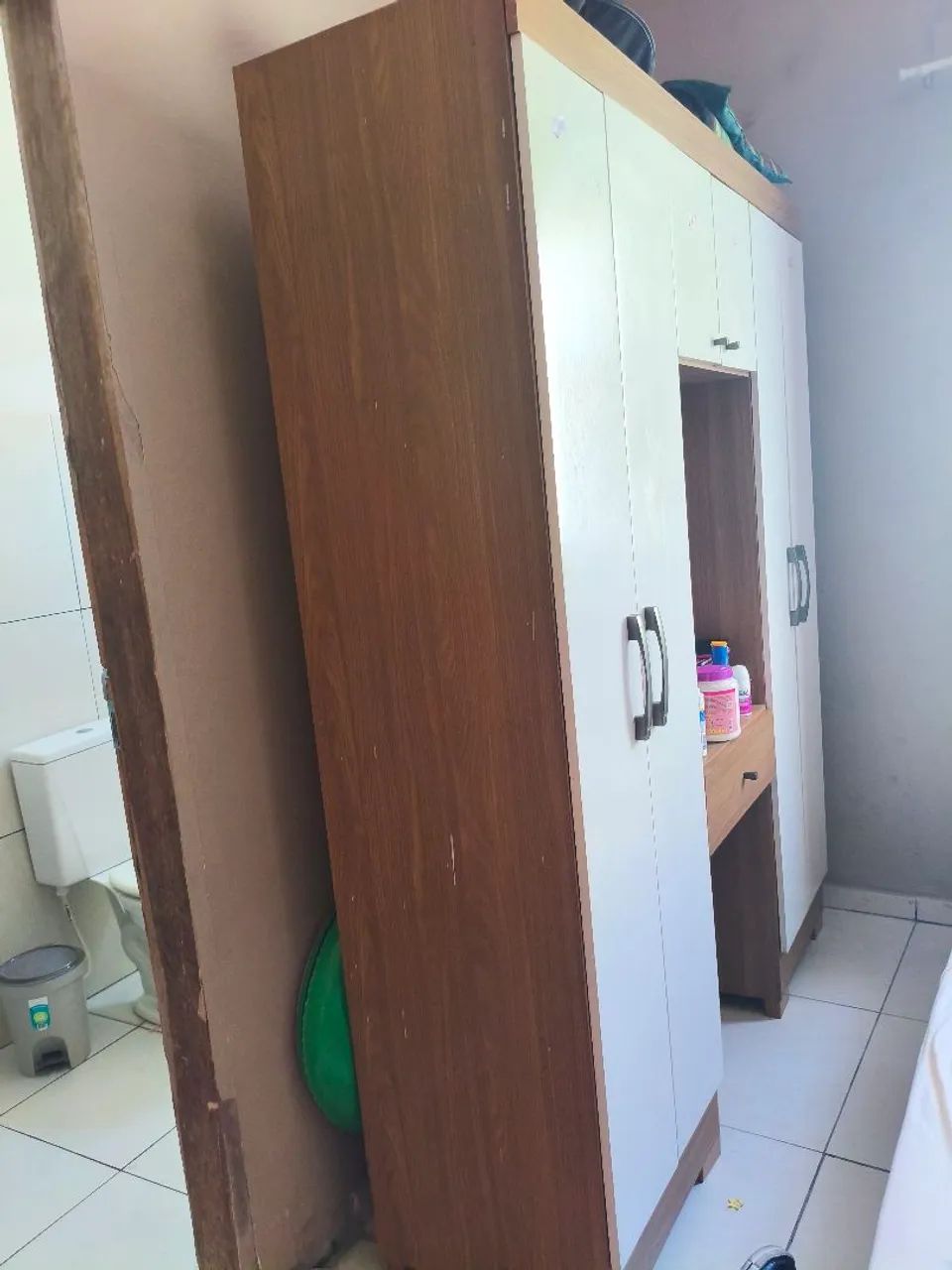 Guarda roupa com duas gavetas + penteadeira e espelho  - Foto 3