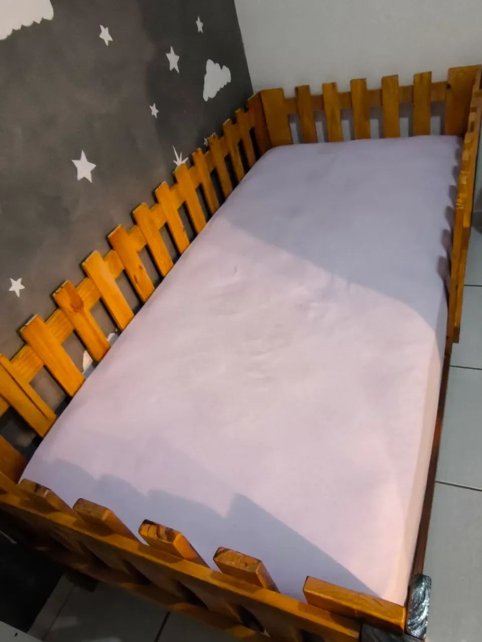 Cama solteiro madeira com grades