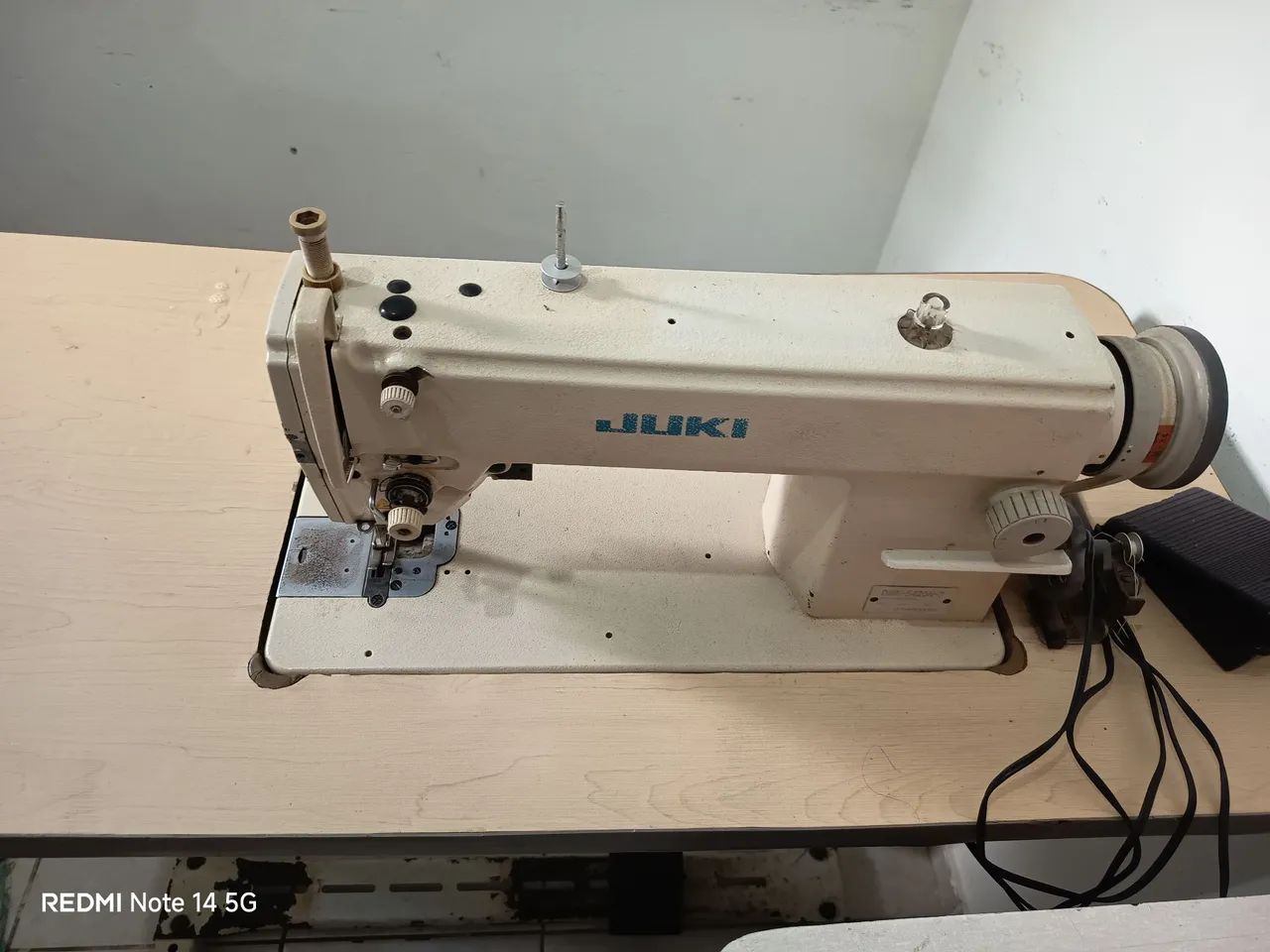 Máquina de costura e overlock com bancada e motor 
