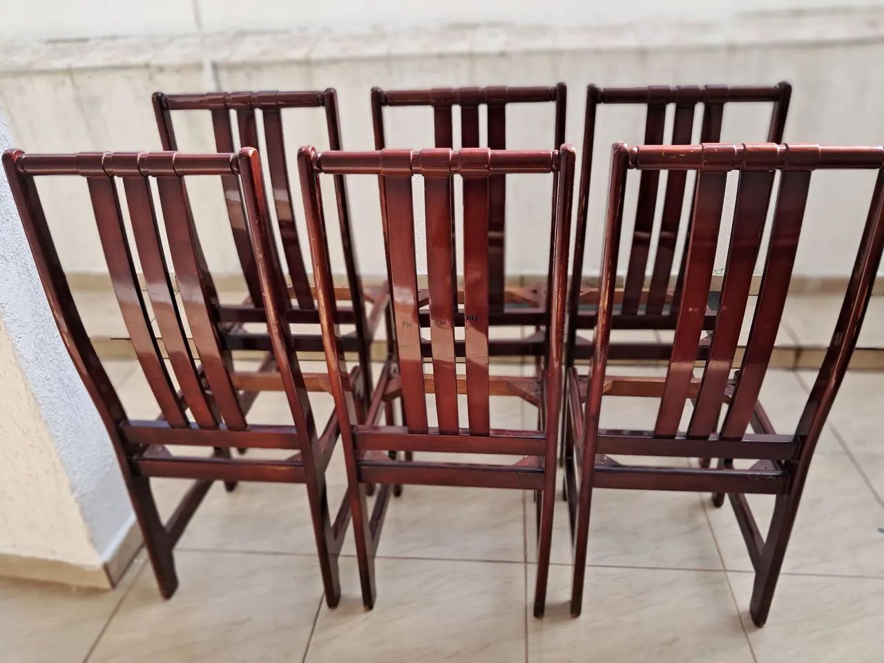 Mesa com 6 cadeiras em madeira maciça - Foto 4