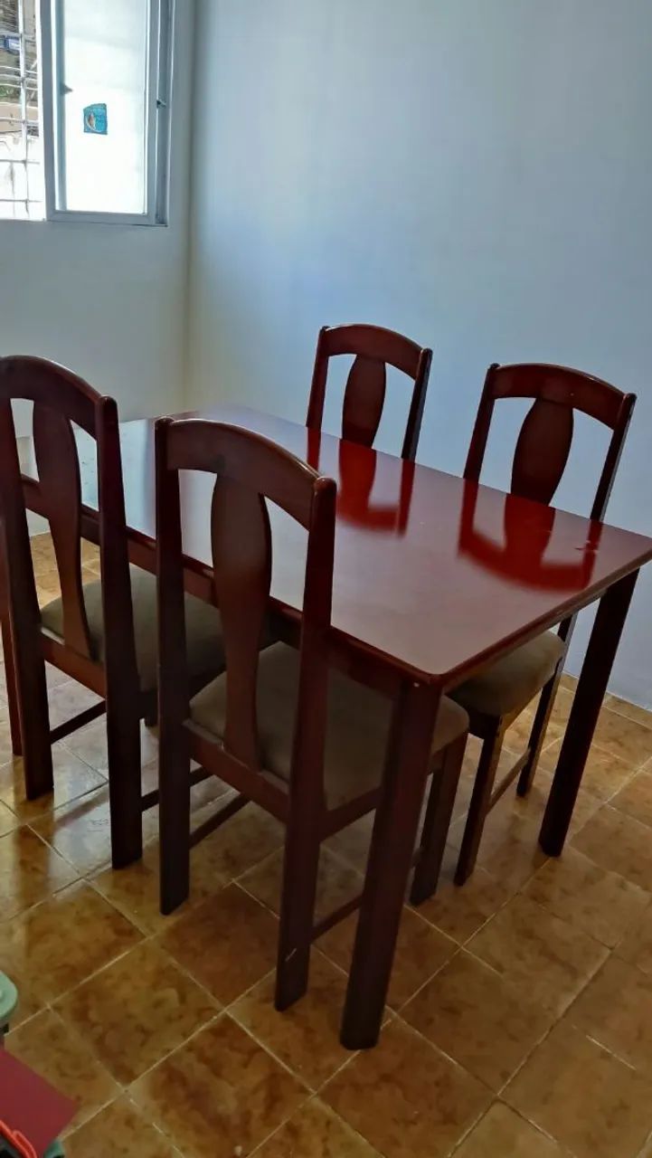 Vendo Messa com quatro cadeiras de madeira  - Foto 2
