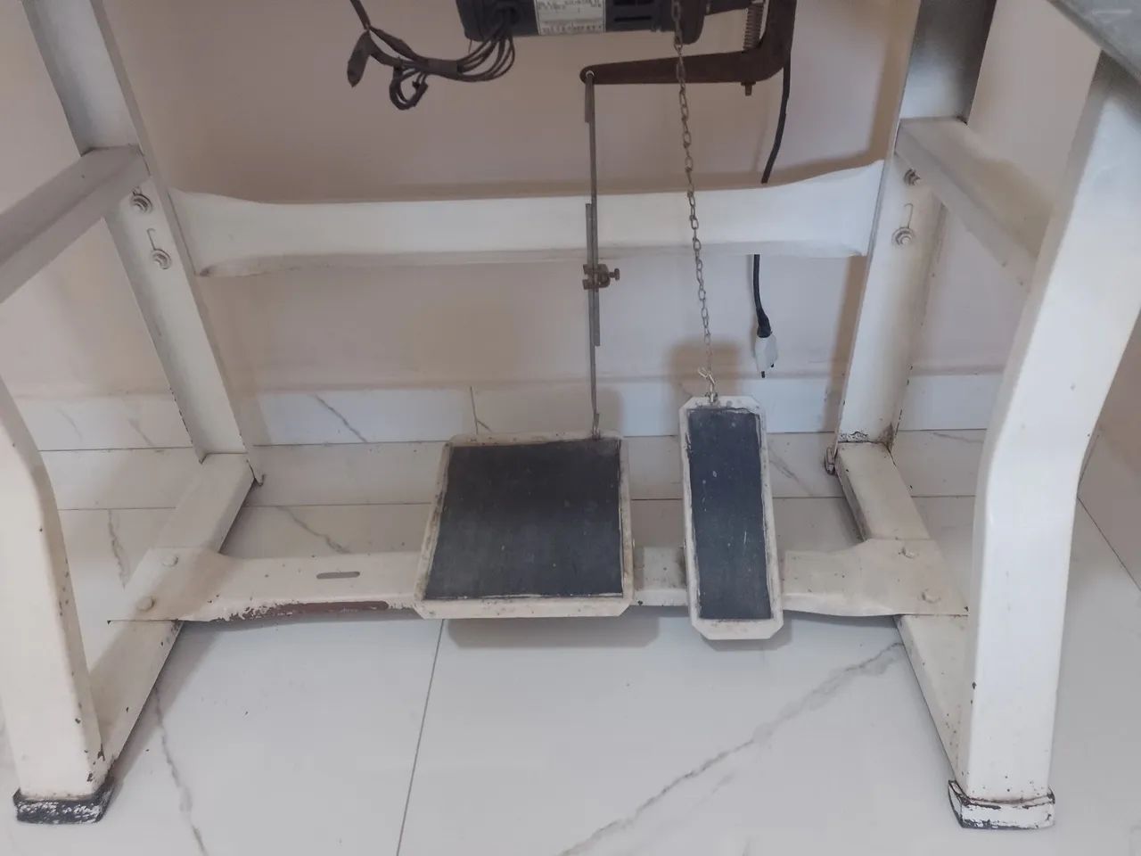 Mesa c/ motor p/ Overlock Semi-industrial usada - Foto 3