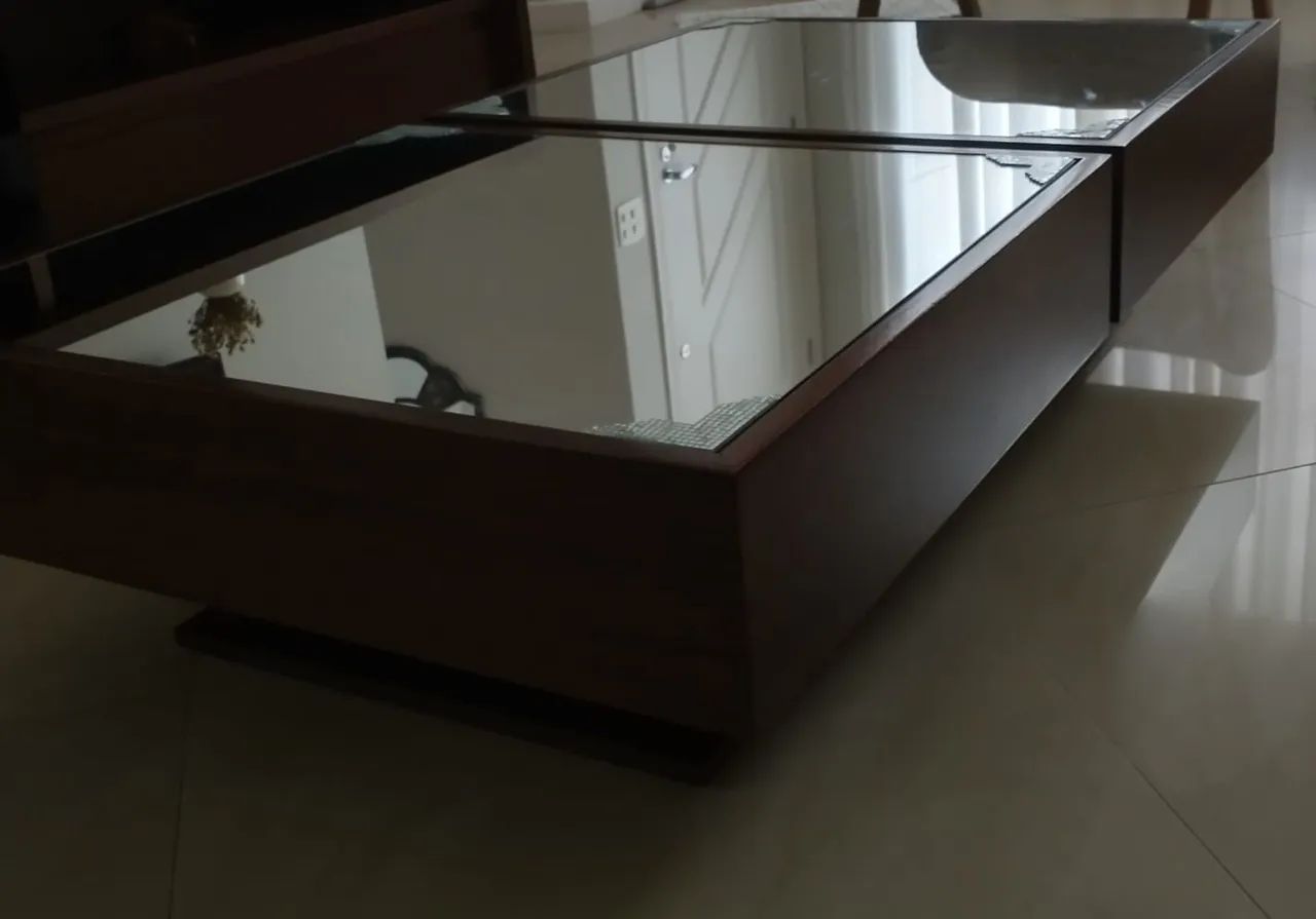 Mesa de centro com tampos de vidro 
