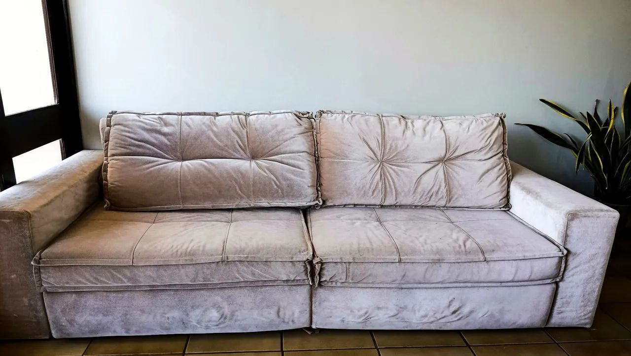 Sofá Retrátil 2,70m Bege em Ótimo Estado, Suede aveludado - Foto 3