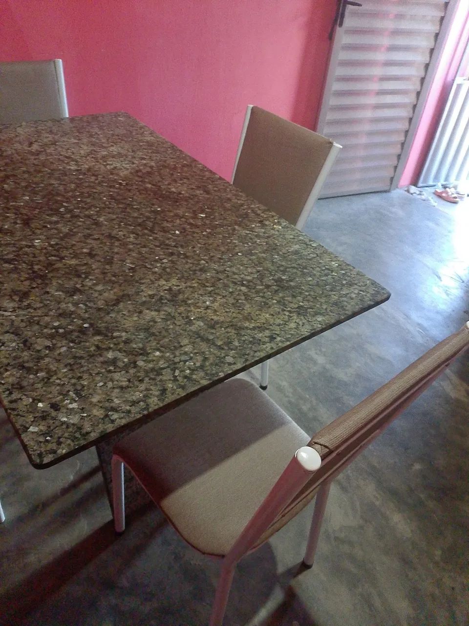 Vende-se geladeira, tv smart Samsung 32 polegadas e mesa de mármore 04 cadeiras  - Foto 2