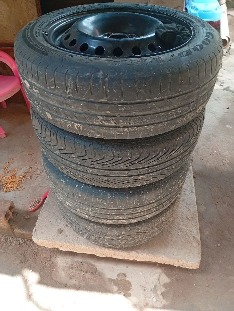 Quatro rodas de ferro com pneu novos aro 15 4×100 