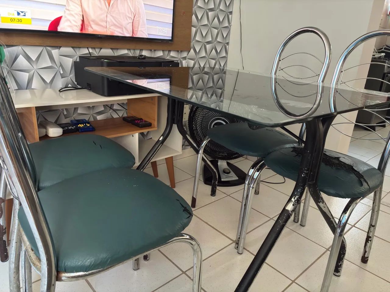 Mesa de vidro com 4 cadeiras 