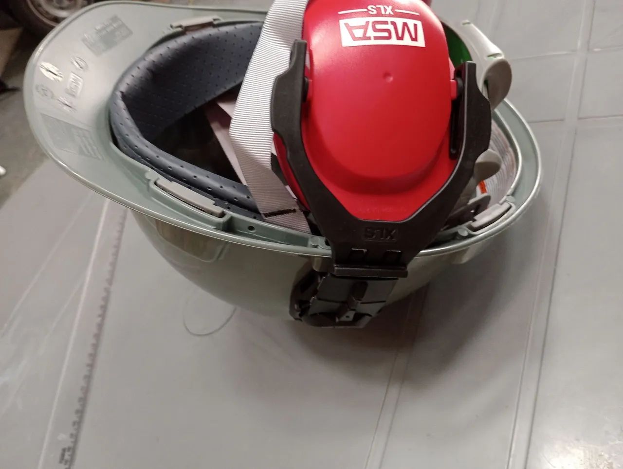 CAPACETE DE SEGURANÇA COM PROTETOR AURICULAR/LUVA DE PROTEÇÃO E ÓCULOS DE SEGURANÇA. - Foto 5