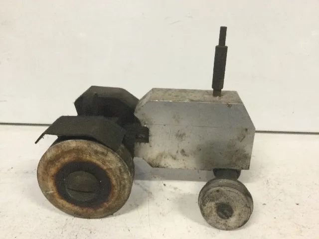 trator antigo de ferro