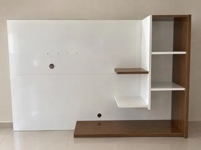 Painel de TV Com Prateleiras Usado Simbal Branco e Amadeirado