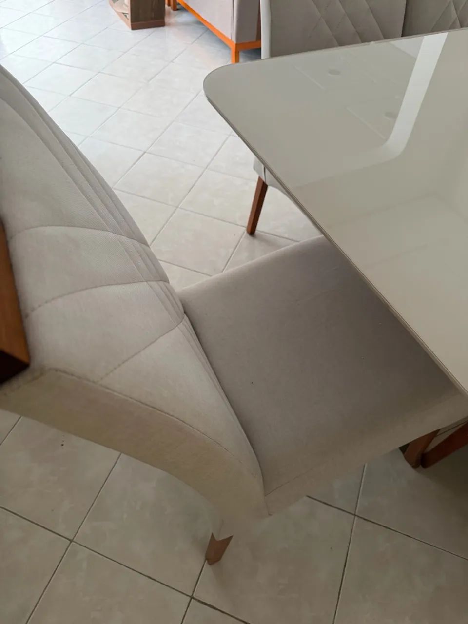 MESA DE JANTAR 6 lugares em MDF. Seis cadeiras em perfeito estado.  - Foto 2
