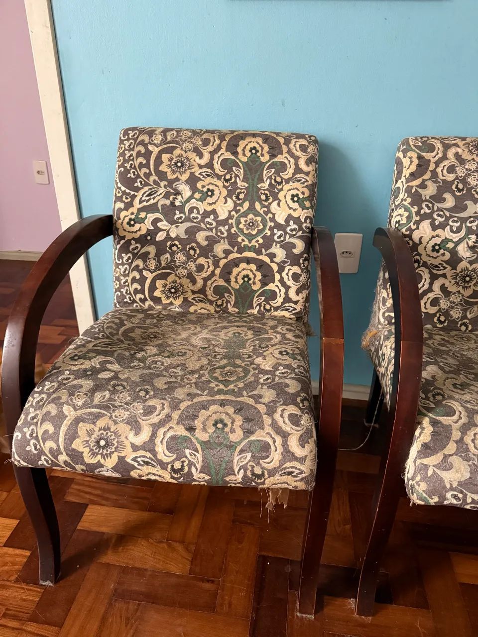 Par de Poltronas Clássicas com Braço em Madeira - Foto 2