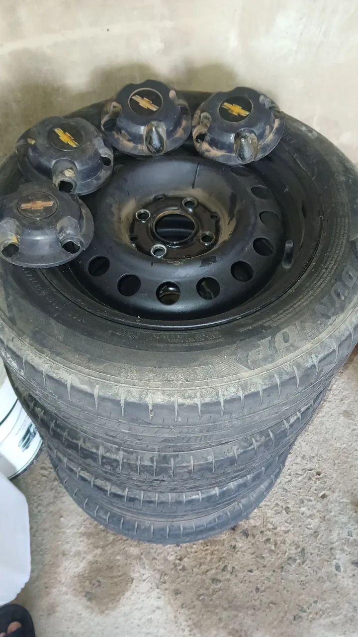 Vendo pneus com rodas 
