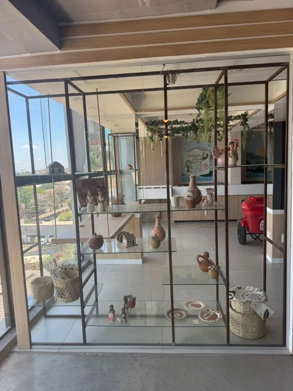 Estante em Aço Corten e Vidro