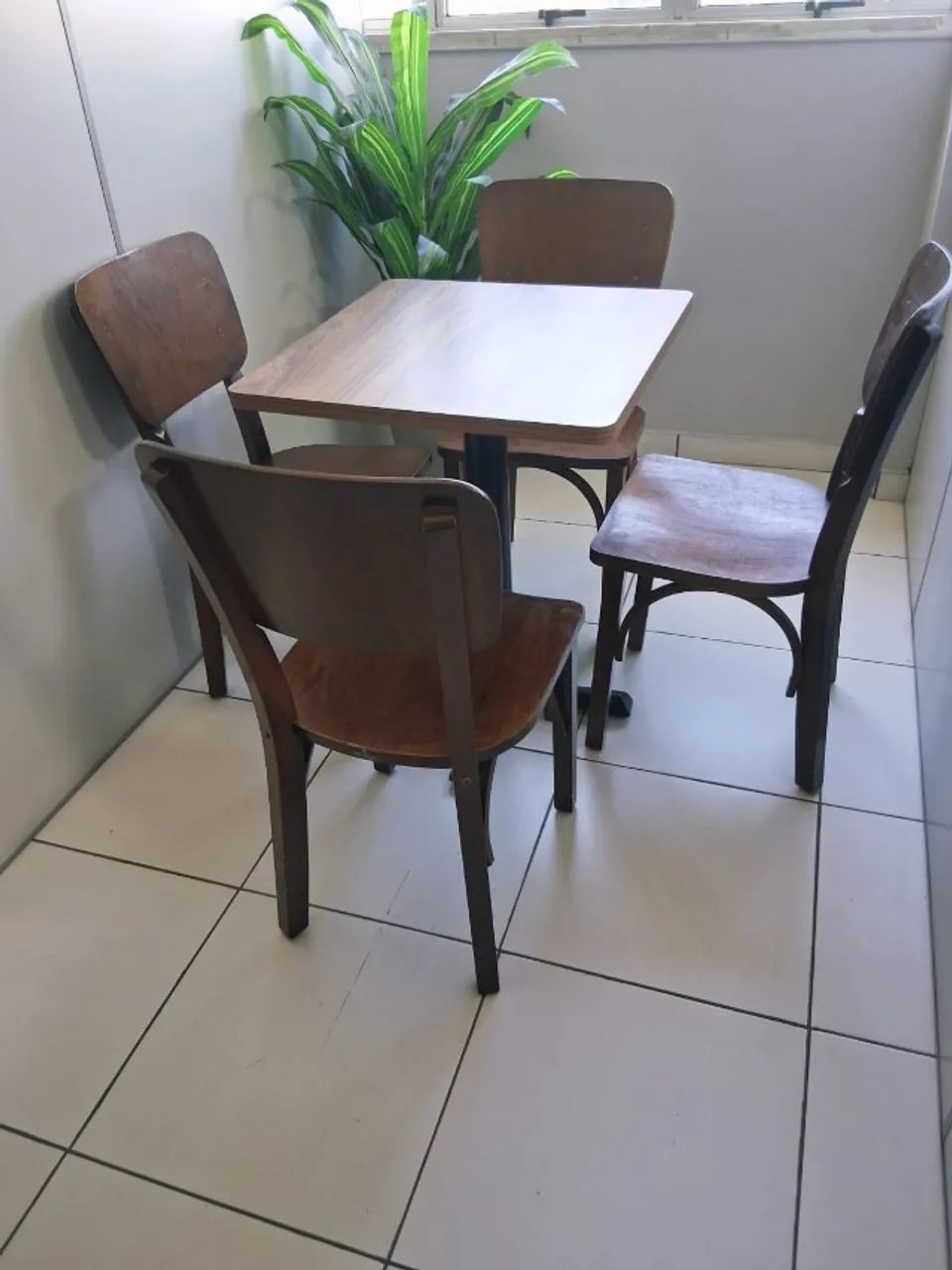 Mesa base de ferro com 04 cadeiras - Madeira maciça -( 3 conjuntos )