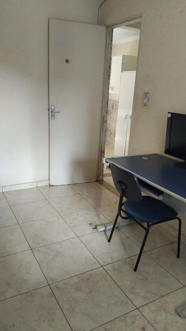 Mesa de escritório com cadeira fixa. 
