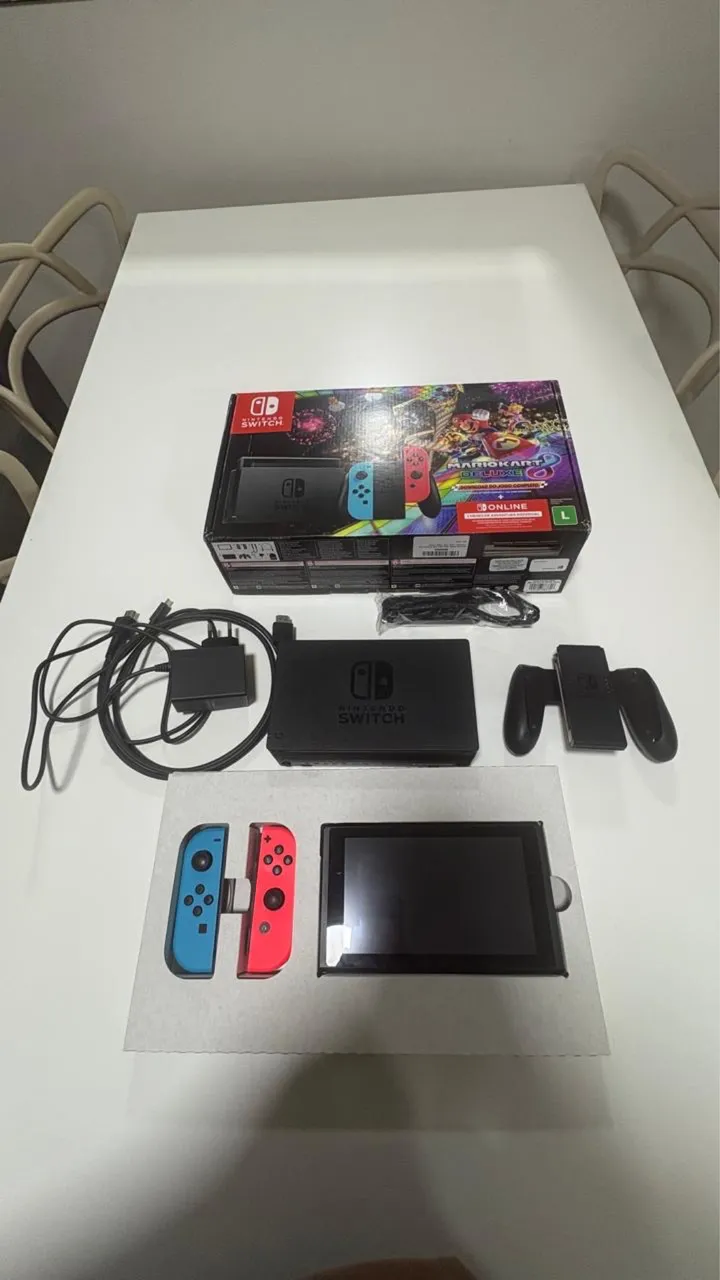 Nintendo Switch V2 Usado e Não Desbloqueado + Cartão Samsung Evo