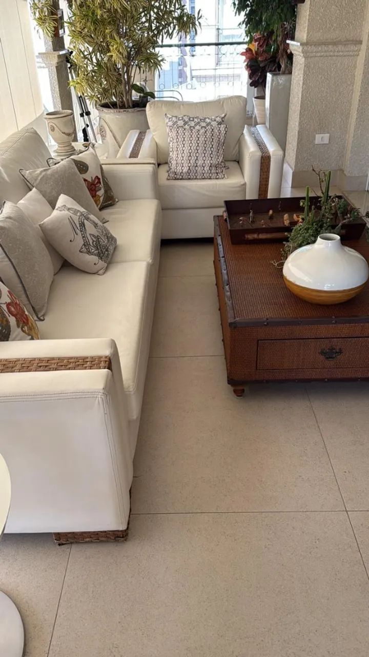 Poltrona couro sint ético branco com detalhe em fibra - Foto 2