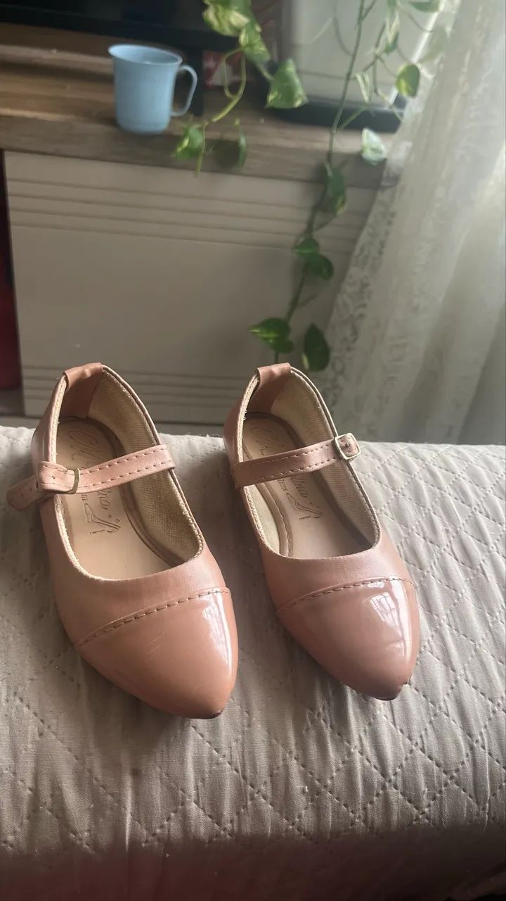 Sapatos e roupas infantis 