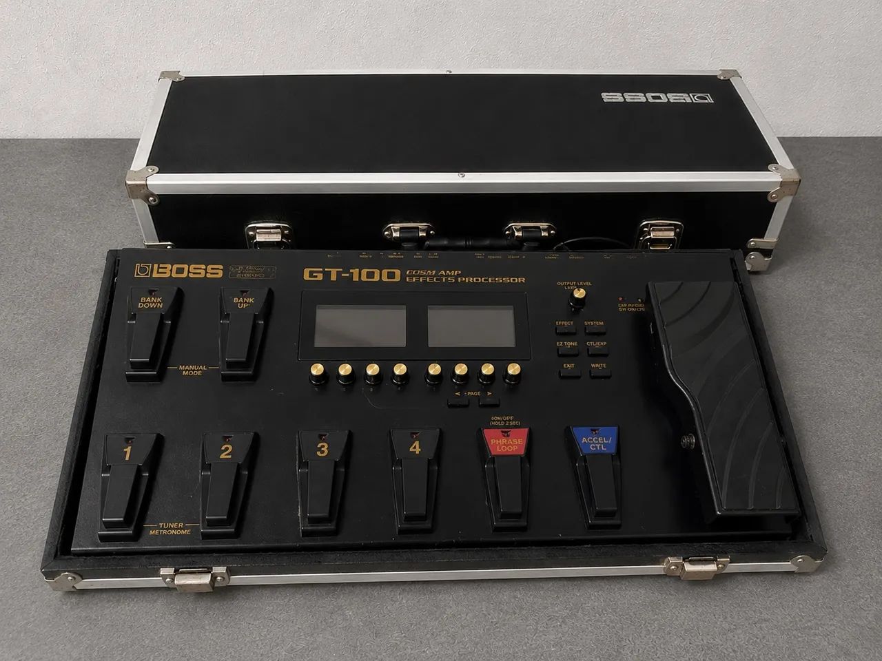 Pedaleira Boss GT-100 com hard case