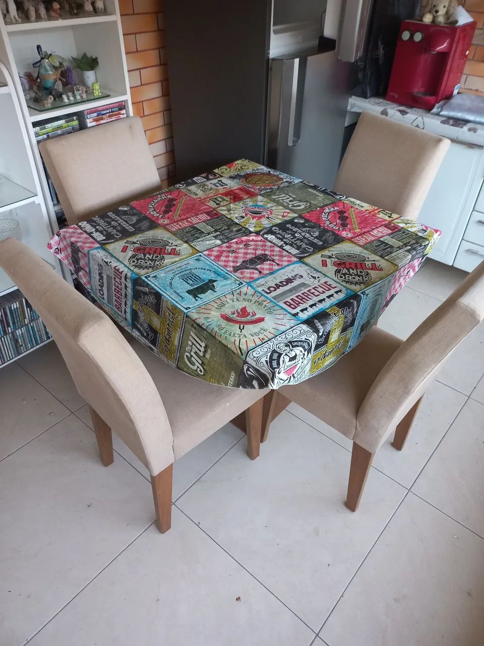 Mesa com 4 cadeiras