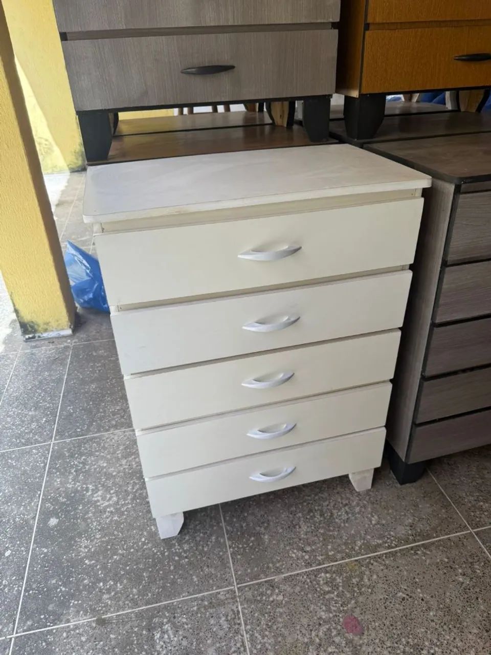 Cômoda roupeiro de 5 gavetas de madeira com MDF. - Foto 3
