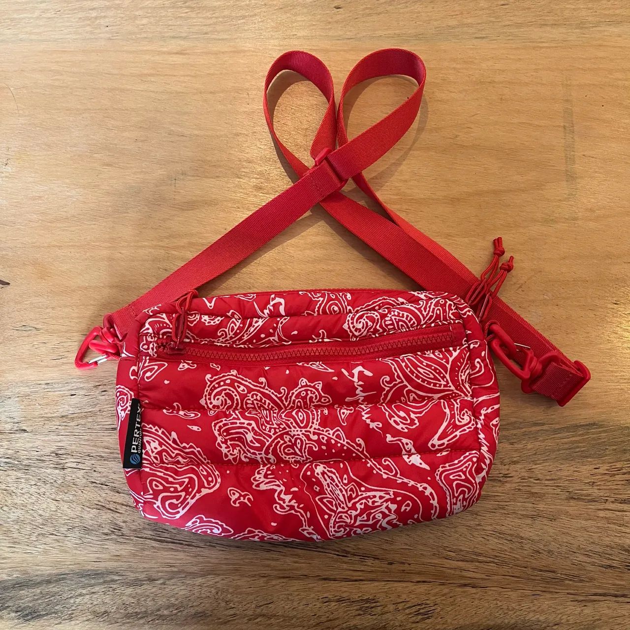 Bolsa Supreme Puffer Side Bag FW22 Red Paisley - Bolsas, malas e