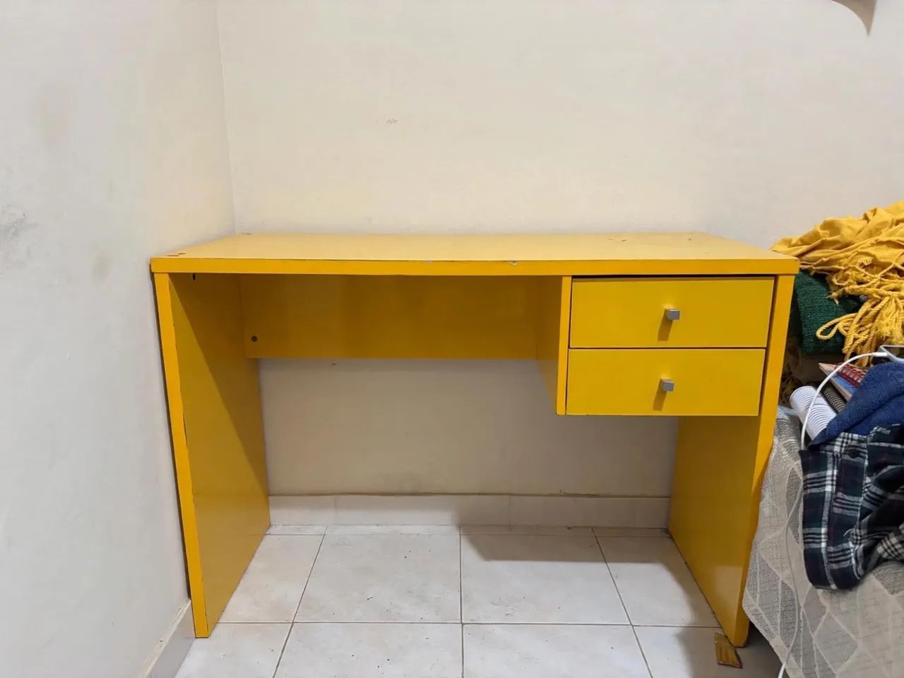Vende-se escrivaninha.