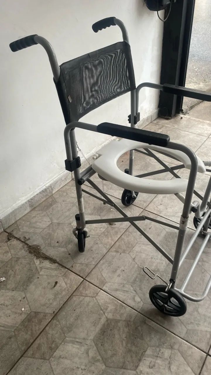 Cadeira de rodas + cadeira de banho  - Foto 5
