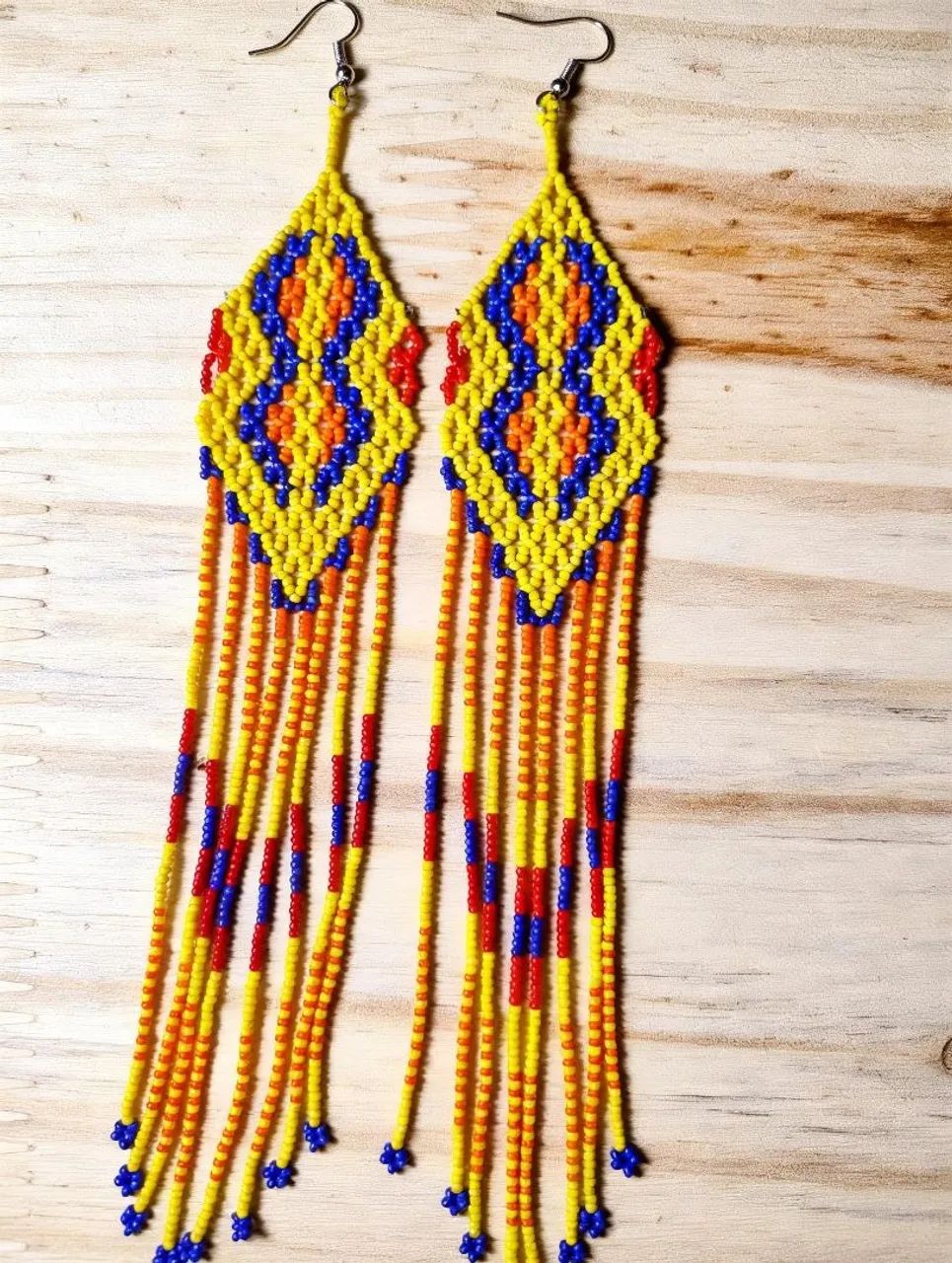 Brincos com grafismos indigenas 