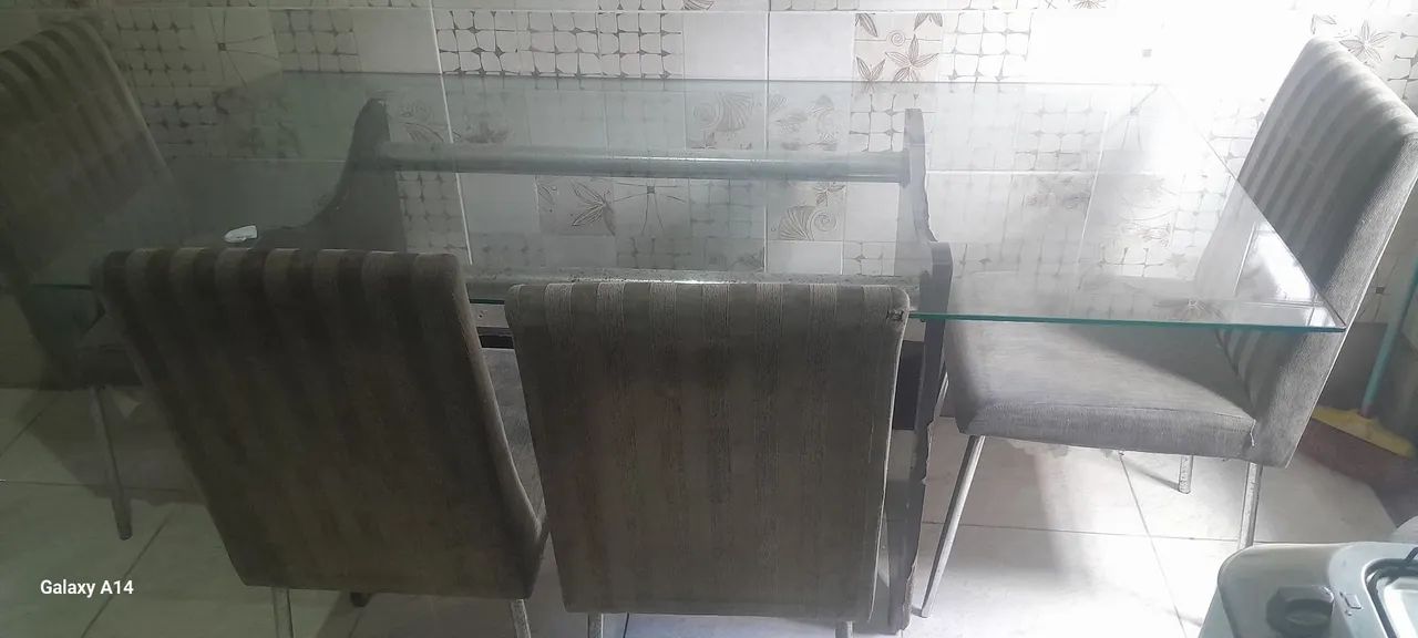 VENDO MESA DE VIDRO COM 6 CADEIRAS VALOR 700,00 REAIS 