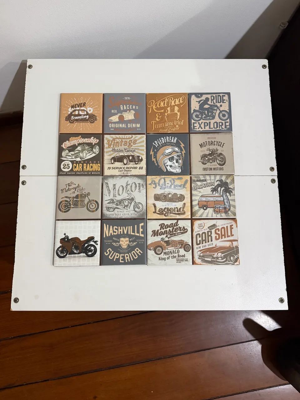 Mesa de Centro com Rodízios e Tampo Decorativo