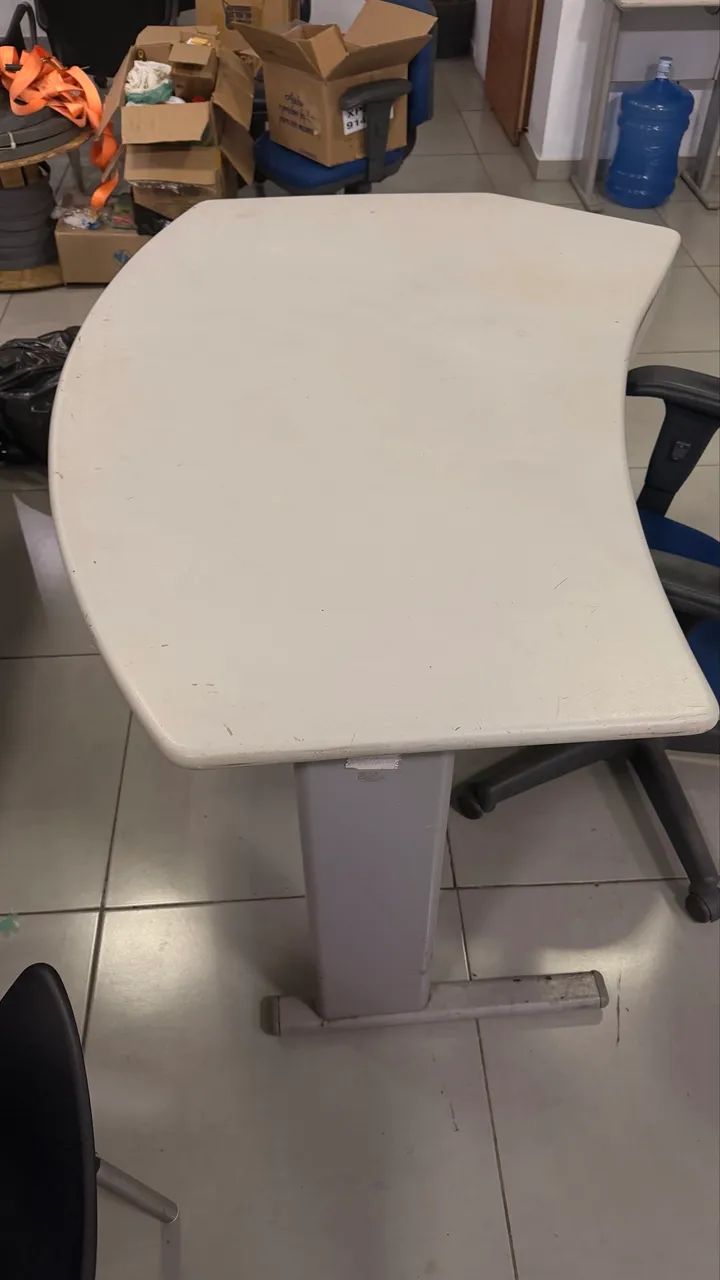 Mesa de escritório com gaveta