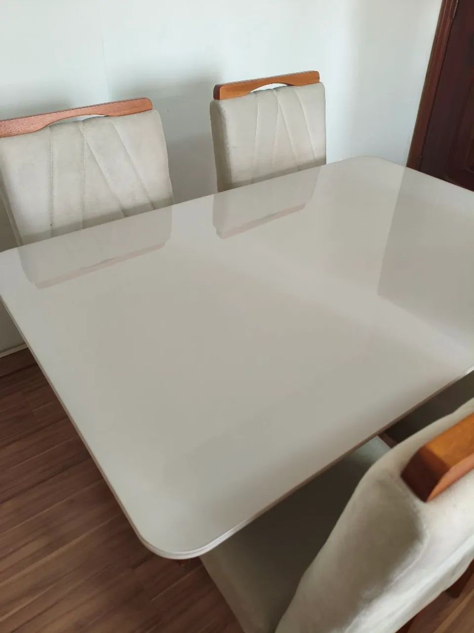Mesa de jantar - 4 cadeiras estofadas