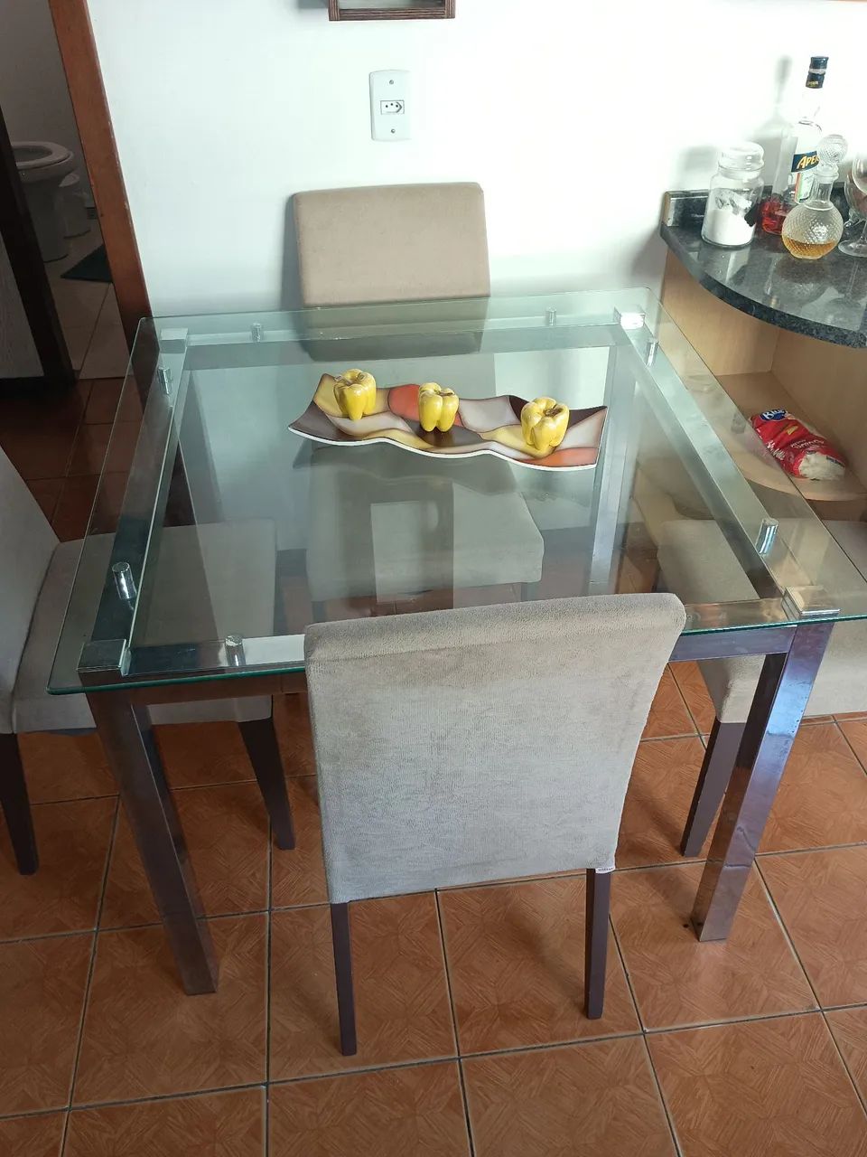Mesa de vidro estilosa 4 cadeiras todas almofadadas 