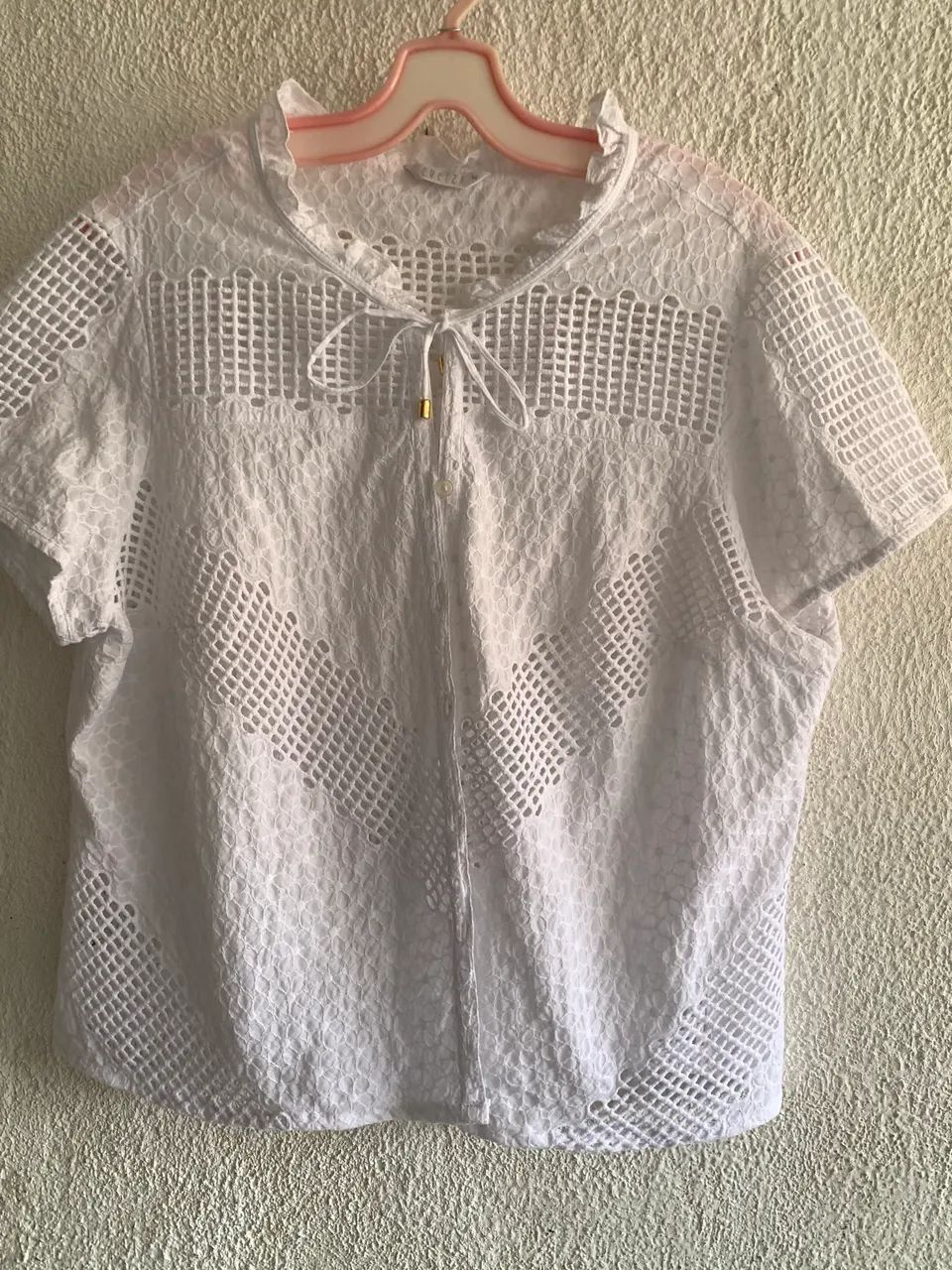 Blusa branca tecido caça bordada usada poucas vezes  - Foto 2