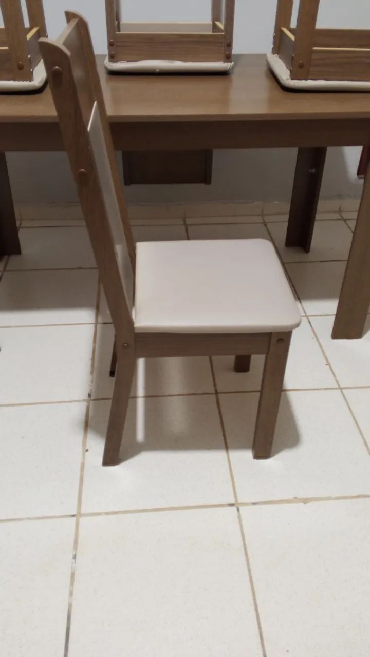 Mesa com quatro cadeiras - Foto 3