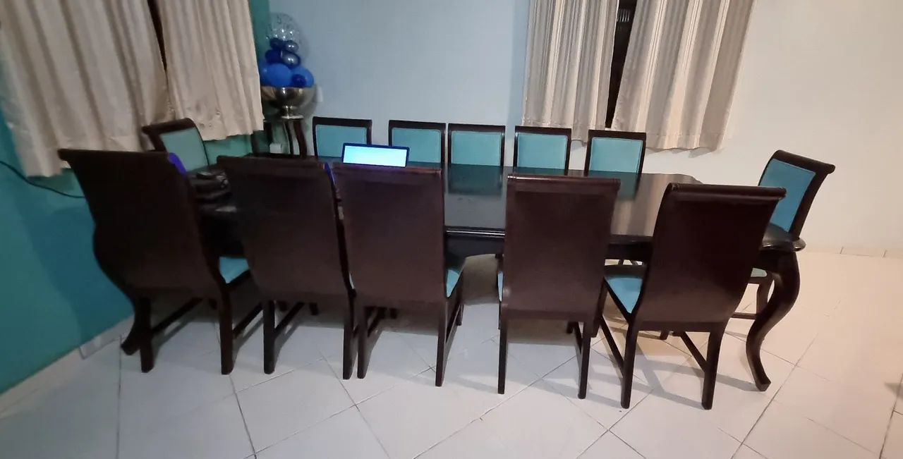 Mesa de jantar clássica de 12 lugares em madeira 