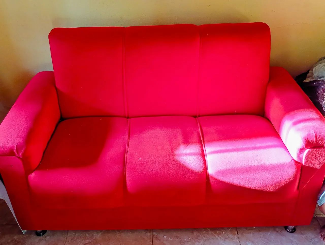 Sofá vermelho totalmente novo - Foto 2
