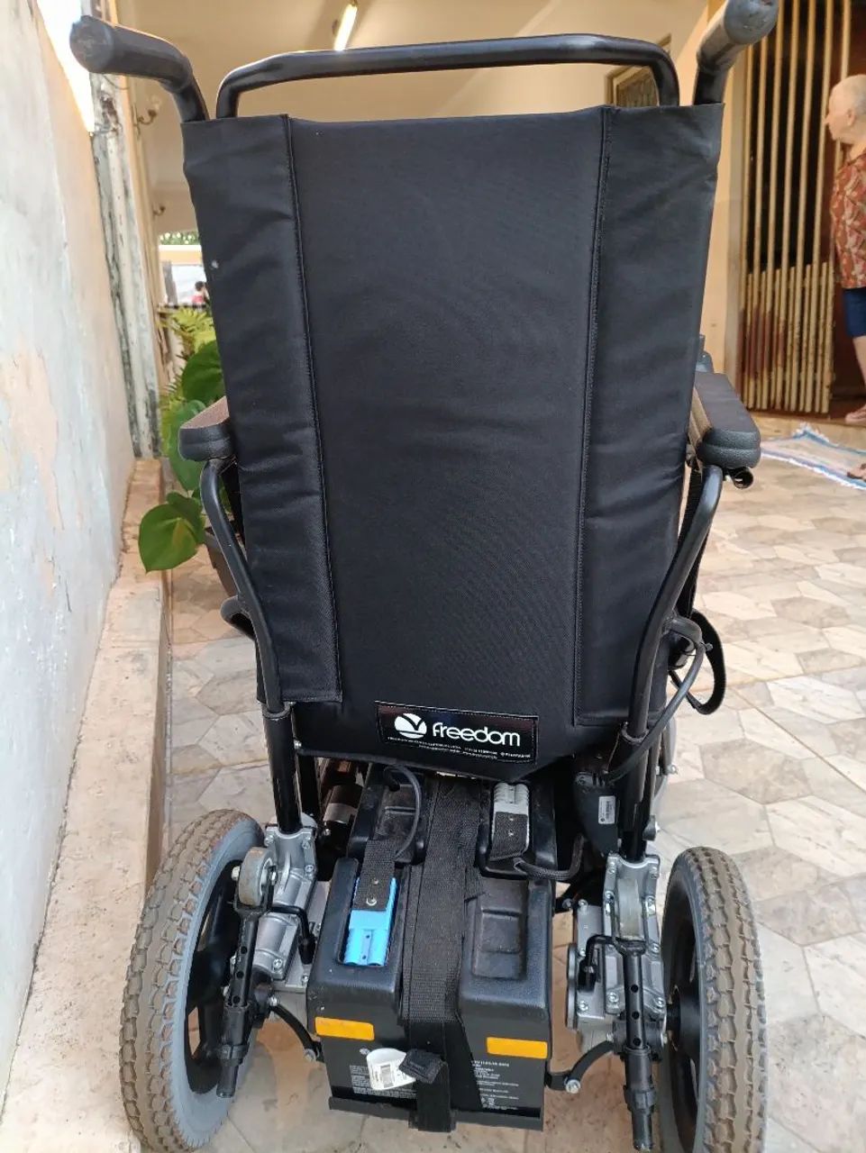 Cadeira de rodas motorizada - Foto 3