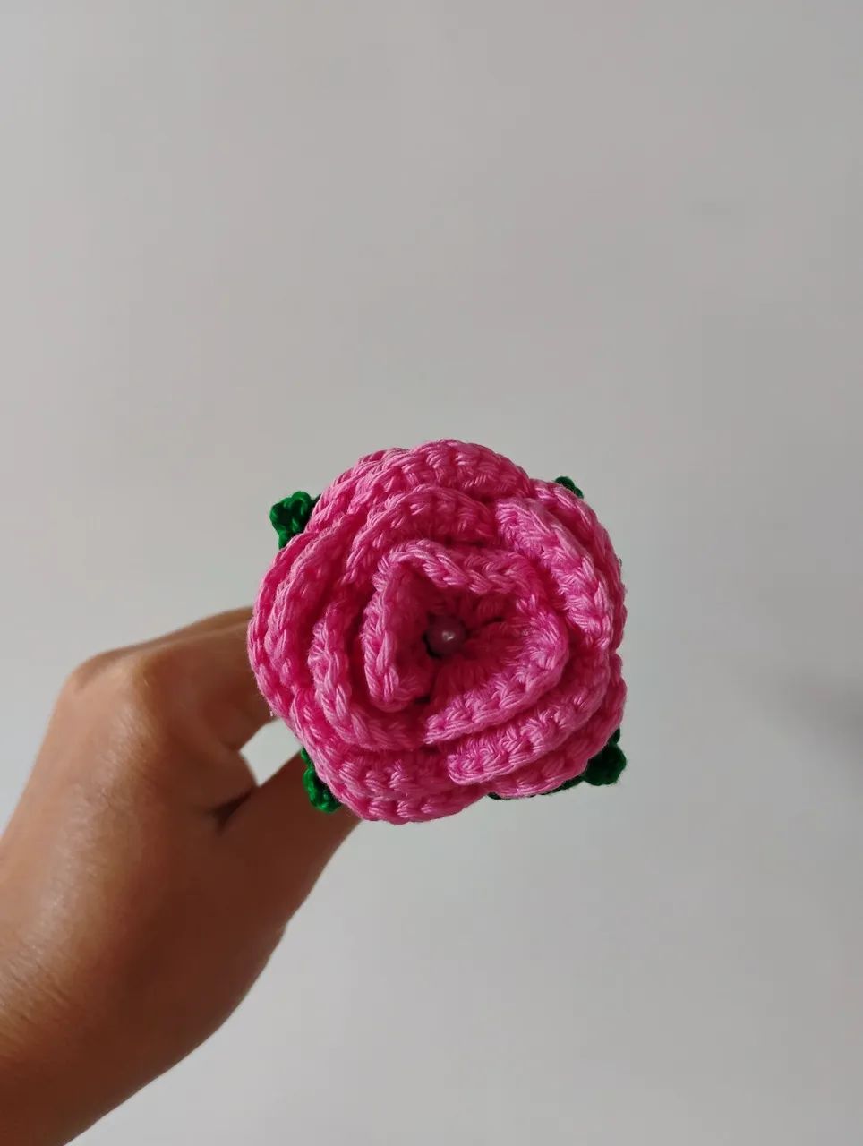 Caneta decorada com flor de crochê  - Foto 3