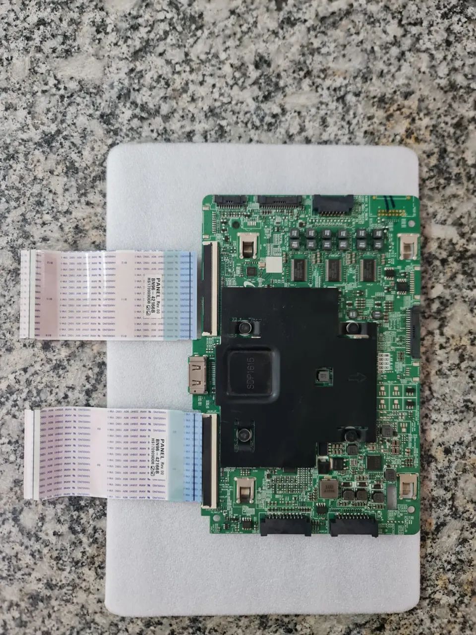 placa T-CON de televisão, especificamente um modelo compatível com a TV Samsung QN55Q7FAMG