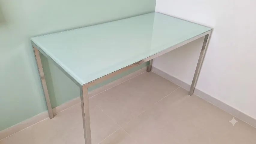 Mesa de Vidro Temperado e Aço Inox Estilo Clean