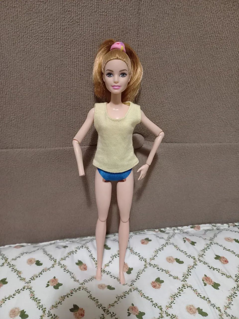 Boneca barbie articulada, tá falando uma mão e tem uma trinca no pescoço ,mas cabeça escon - Foto 4