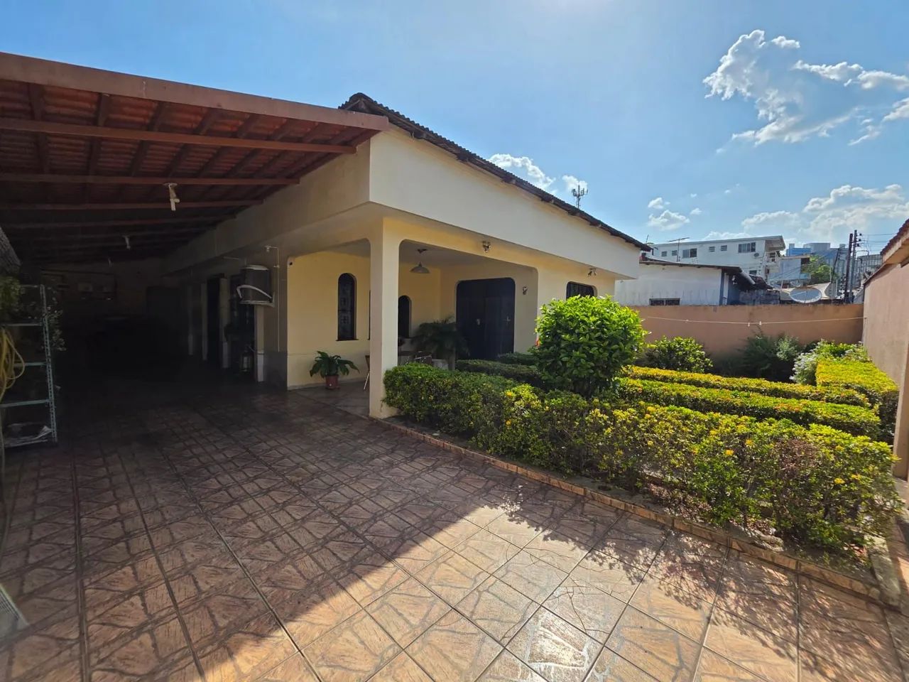 Casa à venda (3 quartos, sendo 1 suíte)