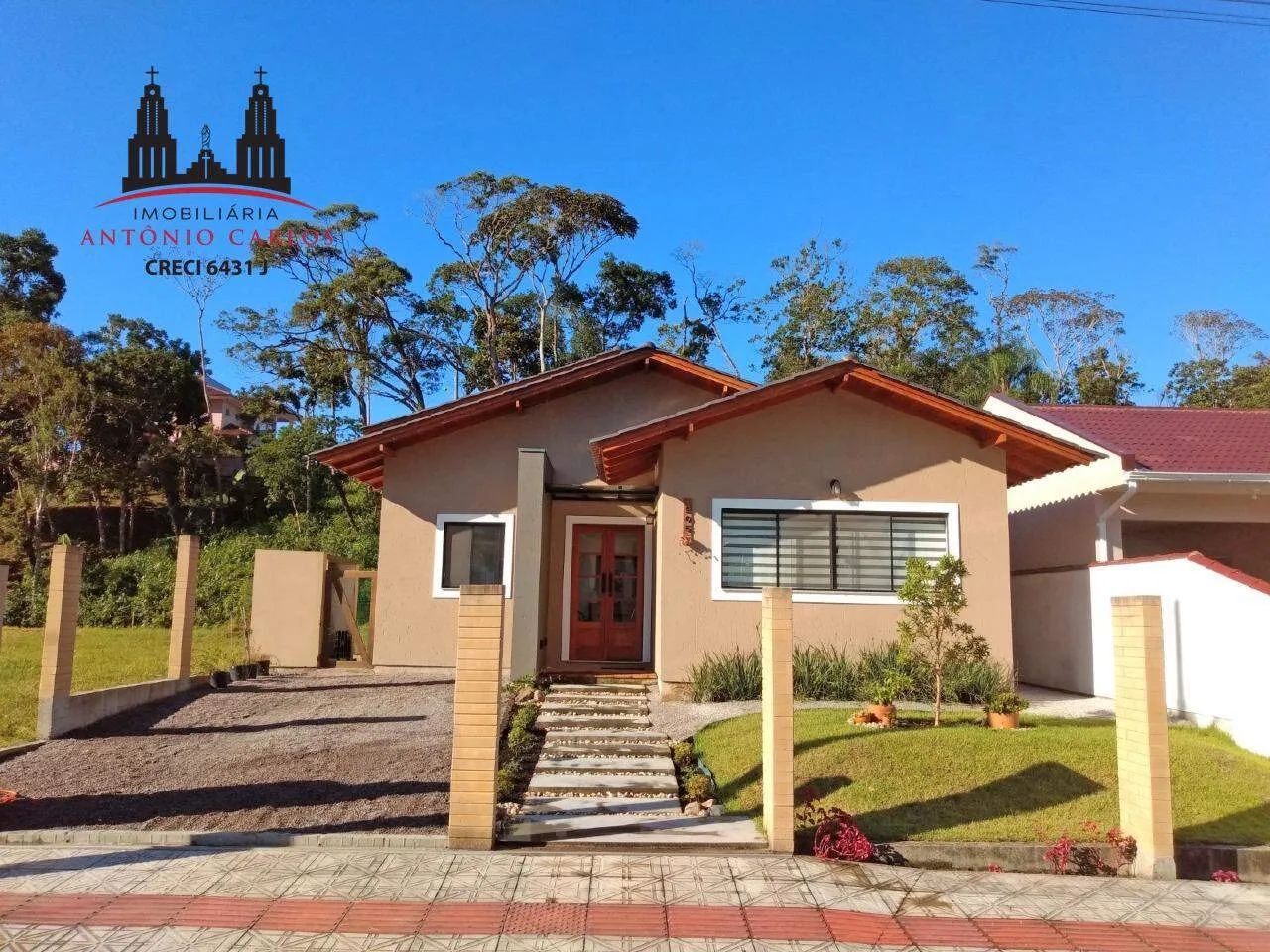 Casa à venda com excelente padrão de acabamento no Centro de Antônio Carlos/SC