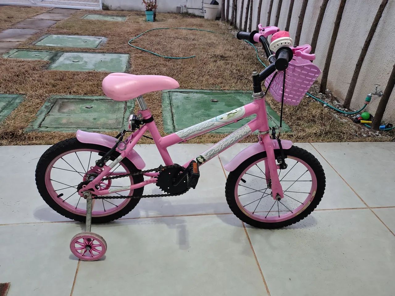 Bicicleta infantil com rodinhas e cestinha - Foto 2